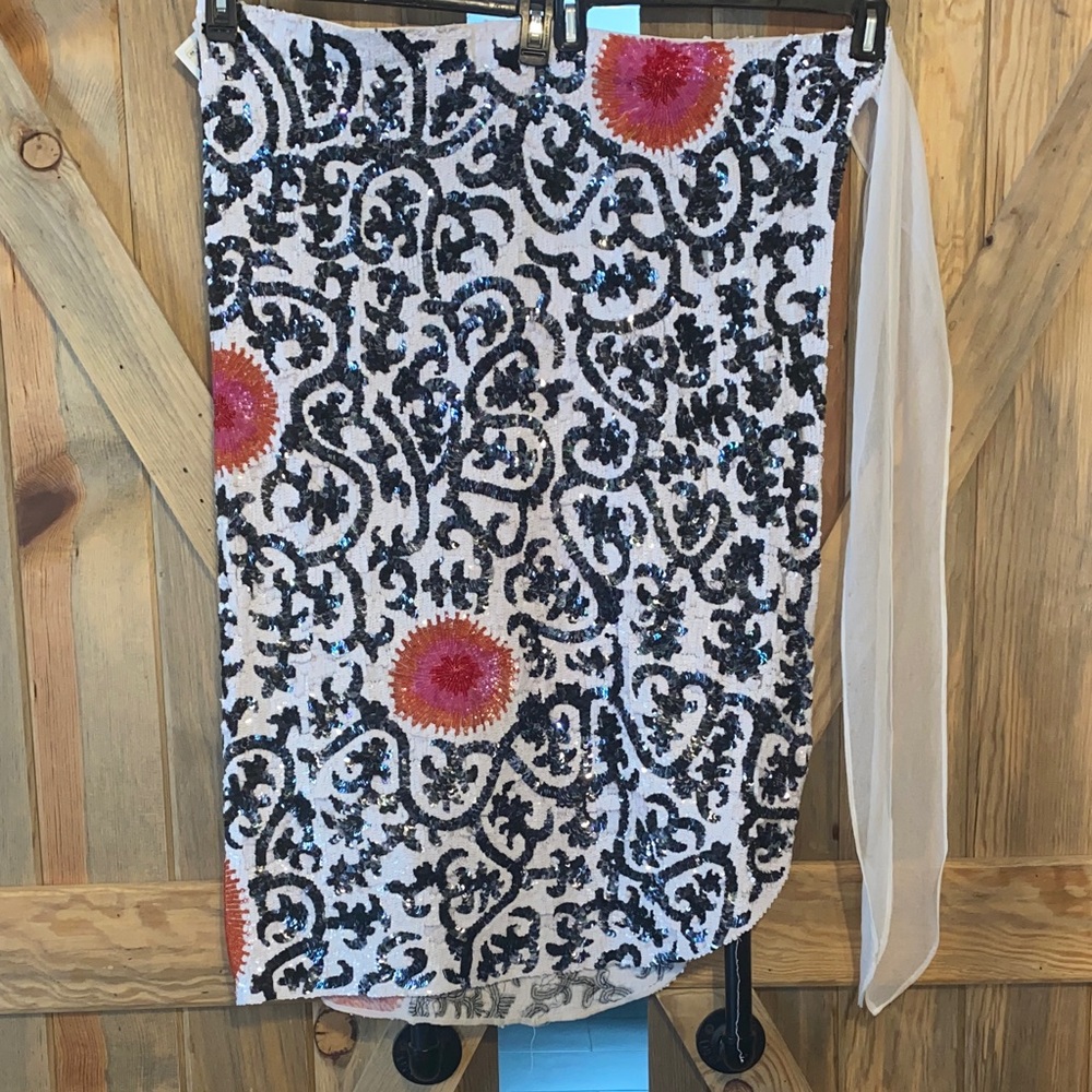 New with tags Elegant  Black and White Patterned Pareo (Sarong)